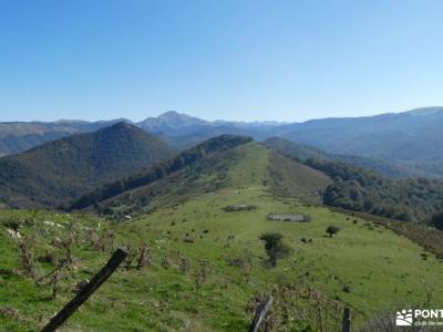 Selva de Irati - Puente del Pilar mochilas trekking mujer senderismo el pardo sierras de tejeda send